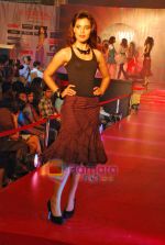 Model walk the ramp for Sobo show in Heera Panna on 3rd Oct 2009 (15).JPG
